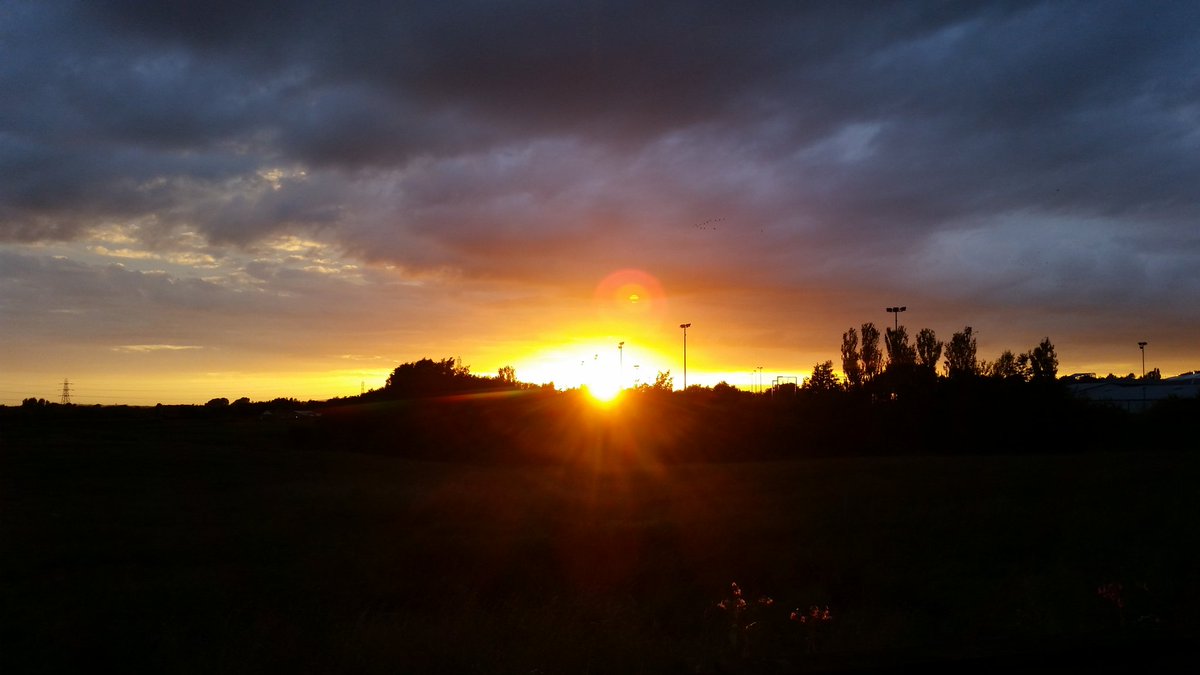 ChadWeather's tweet photo. What a cracking #sunset to end Saturday @StormHour. #nofilter @liamdutton https://t.co/j45ckEMp6L