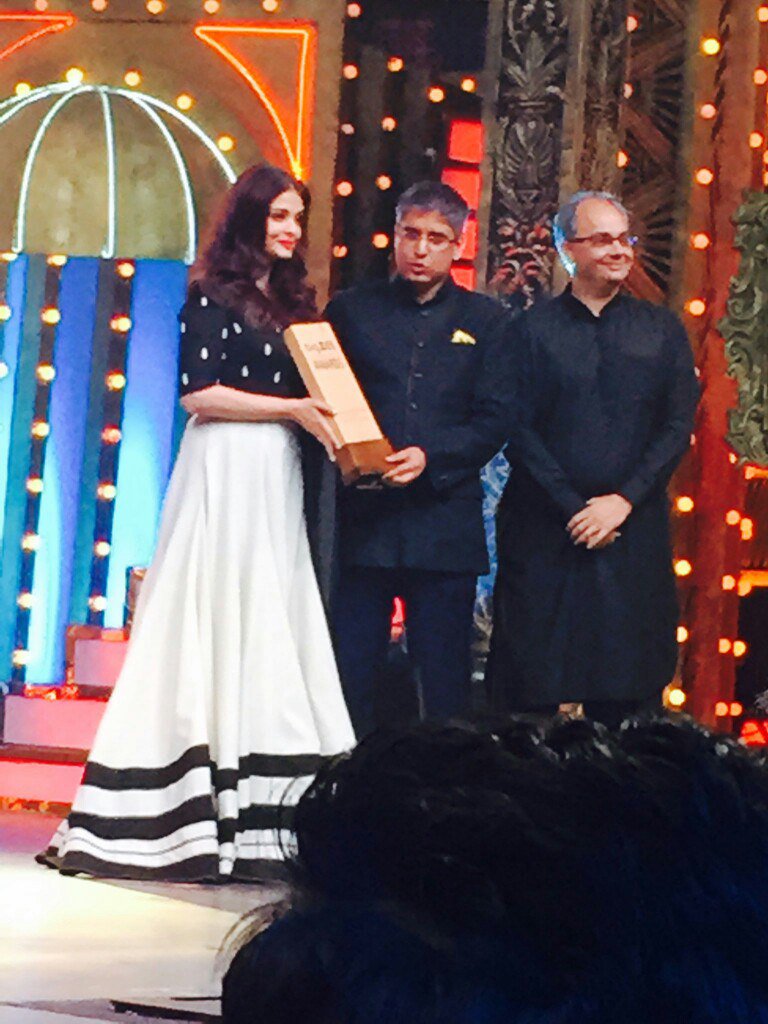 aish_rai_'s tweet photo. #AishwaryaRai #BigZeeAwards #bollywood https://t.co/RLYxvNmBR2