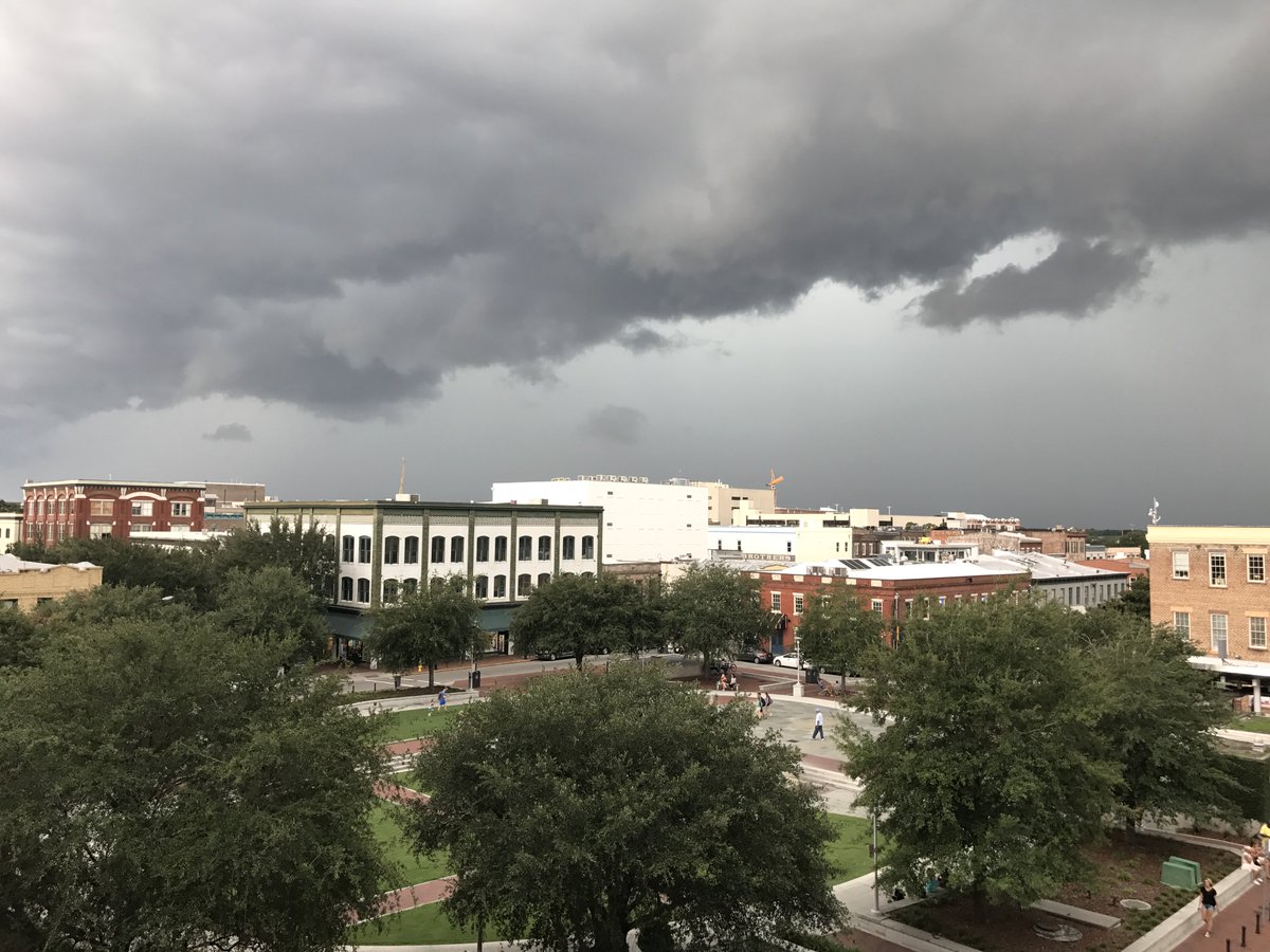 LeeHaywoodWX's tweet photo. STORMY #SAVANNAH SKYLINE... view from #EllisSquare around 3:30 as the line of rain/storms move in. @stormhour @JimCantore
PIC: Jesse Blanco https://t.co/5XnWNUn695