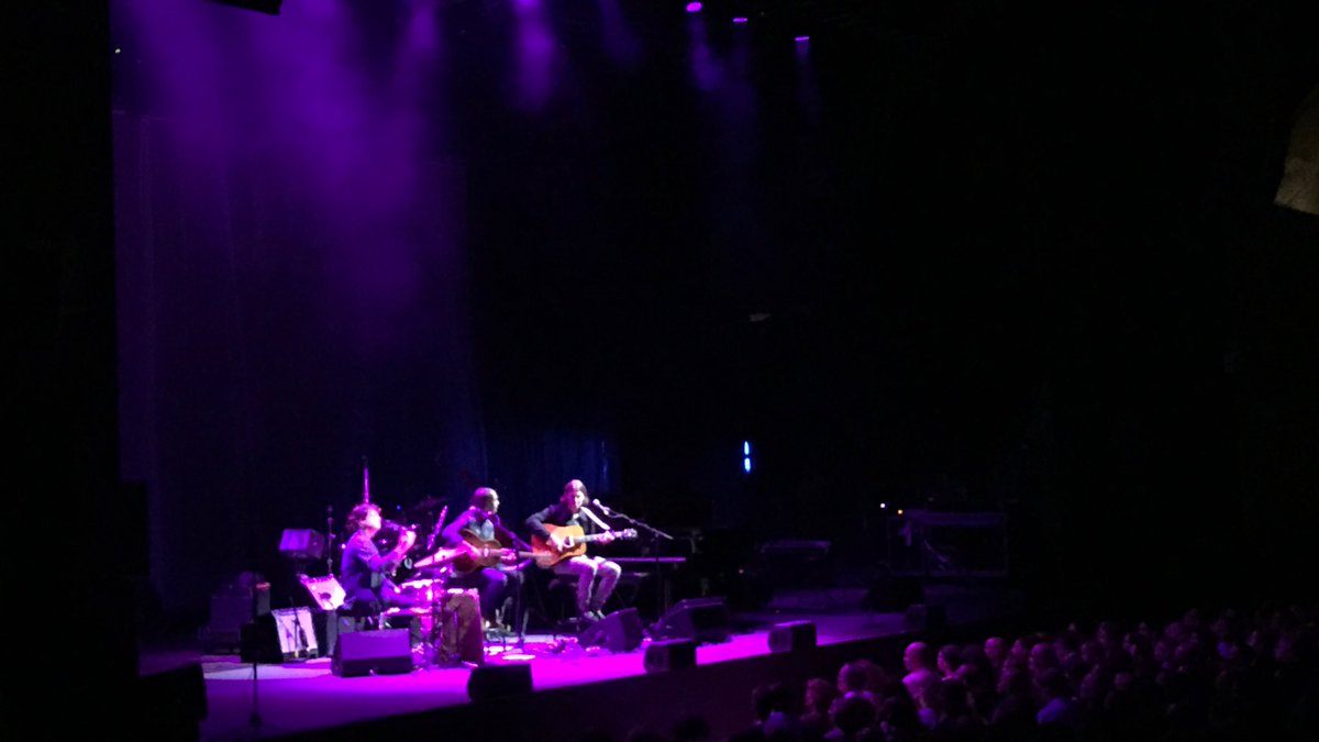 Magia para nuestros oídos, <a href="/thecandlesmusic/">The Candles</a> mientras esperamos a @norahjones 😉🔝