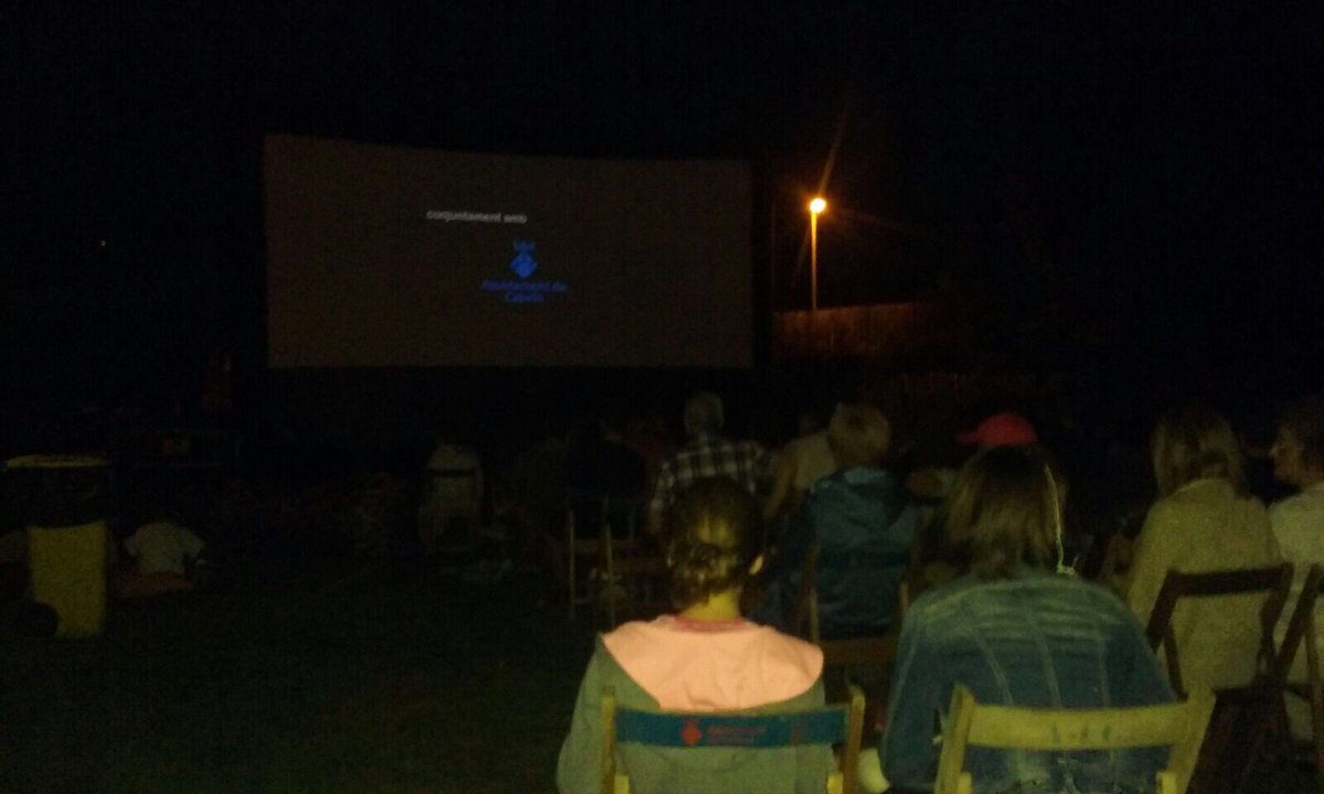 ajcabrils's tweet photo. Ara mateix, tot a punt pel cinema d'estiu a la fresca a #CanBarba! Dissabte de pel•lícula enmig de la natura amb "Mañana empieza todo" 🌛⭐️🎬 https://t.co/TM92OZxDwo