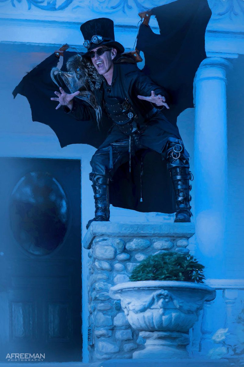 DeanLeCrone's tweet photo. Steampunk hero Dr.Artemus Peepers @drpeepers82 doing his best gargoyle pose! Photo by @maknbacon #steampunk #steampunkphotography https://t.co/FIMDsObt8k