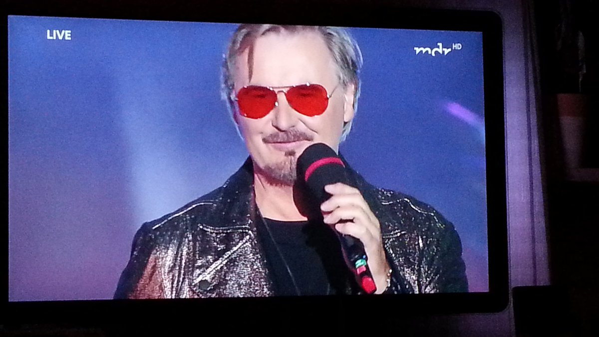 Walter_G__'s tweet photo. #NickP mit dunkeloranger Brille ... 😂
#WenndieMusispielt https://t.co/YpJhPBP6Zy