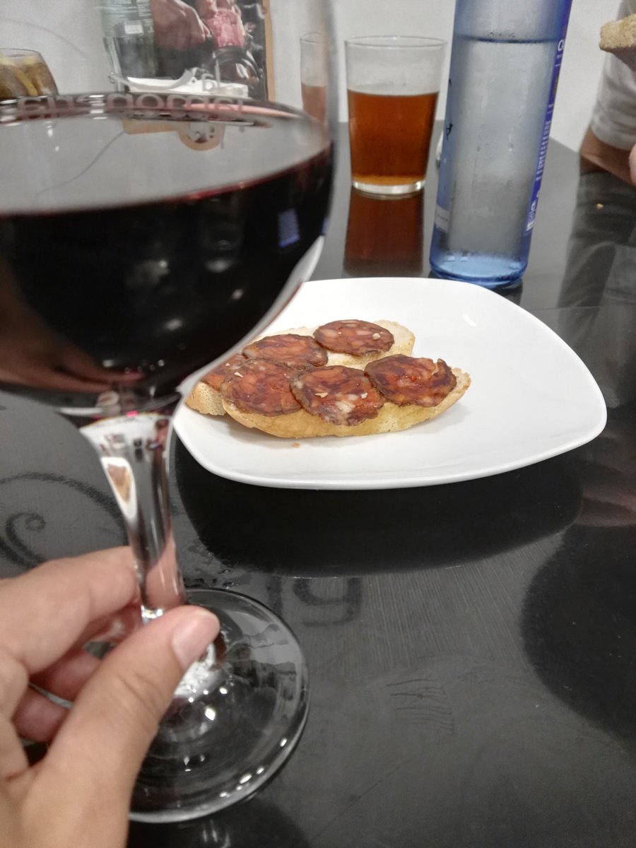 MMQVinos's tweet photo. Hoy xa cenar embutidos con un #Rioja... Me encanta la combinación! 🍷 https://t.co/sRfRUAFCOS