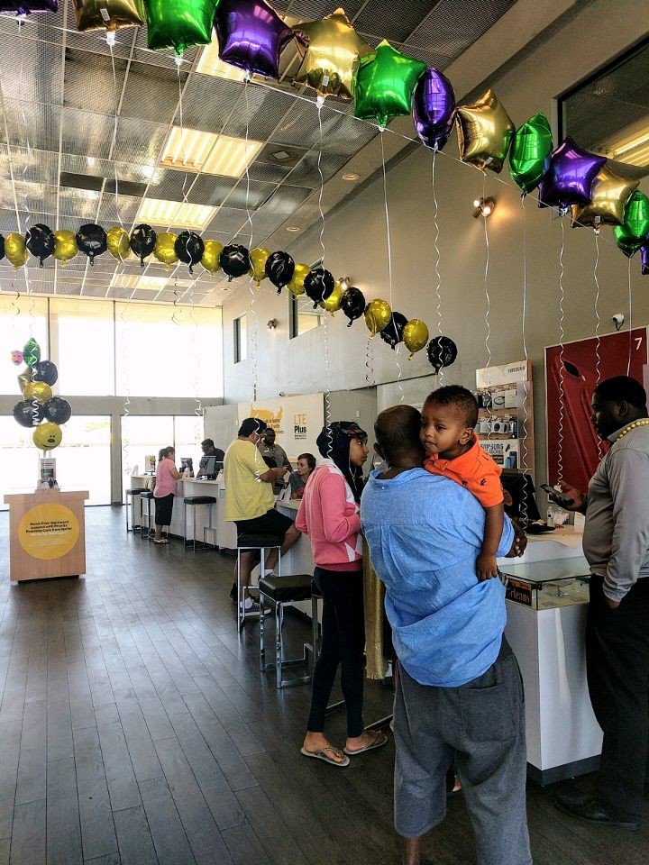 #Torrance @sprint <a href="/Arch_Telecom/">Arch Telecom | Employee Owned</a> ready for their Mardi Gras themed #sprintsaysthanks event! Come get 5 lines for $90!!