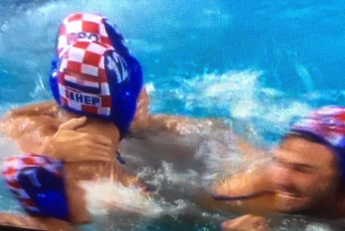 Andrijase1Marin's tweet photo. L'équipe croate de water-polo 🤽‍♂️ vient de décrocher la médaille d'or 🥇 à Budapest ! La Croatie 🇭🇷 est championne du monde 🌎 ! Bravooo !!! https://t.co/YVCAZg8heE