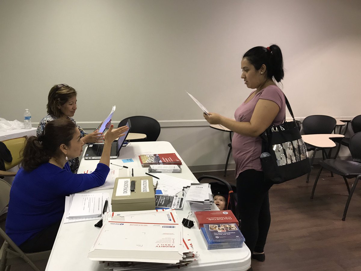 ProyectoDFW's tweet photo. Hoy cerca de un centenar de personas vinieron a #SanJuanDiego en busca de ayuda con #Ciudadania #consejoLegal y #MaterialDeEstudio #Gratuito https://t.co/b2ZdeqqdWE