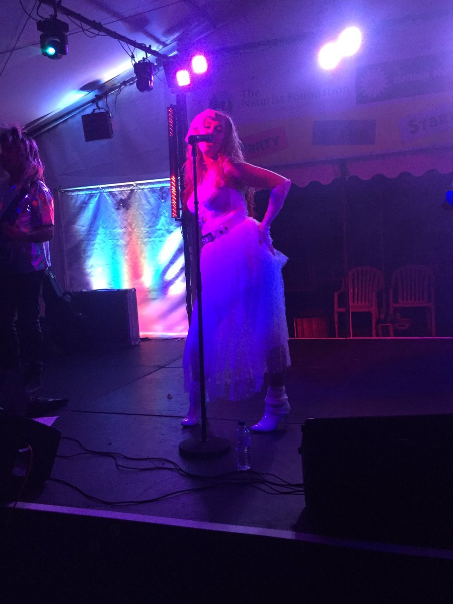natfound's tweet photo. Back to the #80s ! #glowsticks #brightcolours #nakedmusicfestival #naturism #livemusic #dancinginthebuff #PitS17 #dancingwithfriends https://t.co/LhztGruUtk
