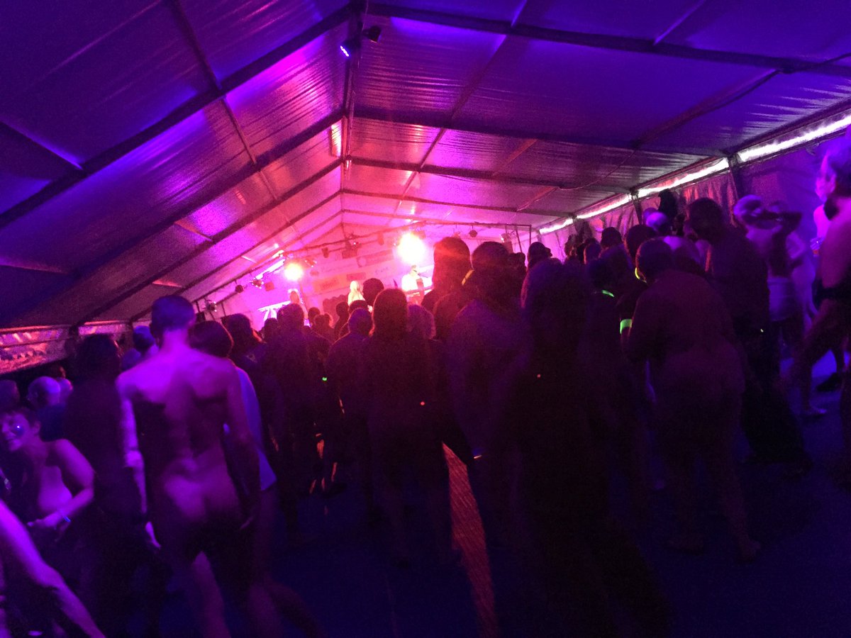 natfound's tweet photo. Back to the #80s ! #glowsticks #brightcolours #nakedmusicfestival #naturism #livemusic #dancinginthebuff #PitS17 #dancingwithfriends https://t.co/LhztGruUtk