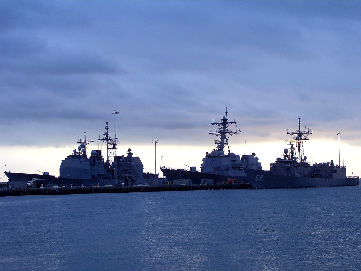 Senjo41A's tweet photo. While was based at #Norfolk a cloudy day in 06 #USSCapeStGeorge #USSNitze #USSKauffman @AncientSubHunt #USNavy https://t.co/1MkyxH7QfK