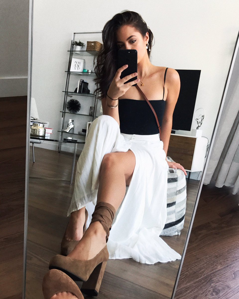 ClaudiaSulewski's tweet photo. Why am I receiving pirate vibes today⚓️ #ootd https://t.co/r0MlP5d2Zl