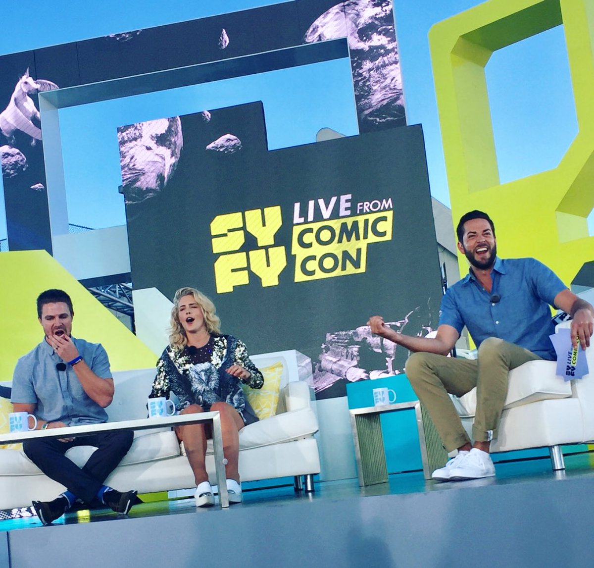 ArrowNewsPL's tweet photo. [NEWS] Nowe zdjęcia Emily (@EmilyBett), Stephena (@StephenAmell) i Katie (@MzKatieCassidy) z #SYFYLive. https://t.co/AlpnJum6J4