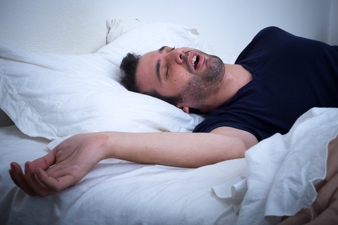 In plaats van een enorm zuurstofmasker is er voor apneu-patiënten nu een 'pacemaker voor de tong' ad.nl/gezond/slapen-…