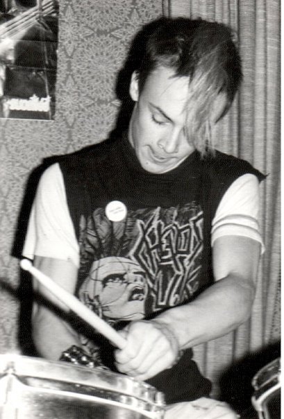Krushfuck's tweet photo. A young #CharlieClaesson, manic #Drummer for #SwedishHardcore band, #AntiCimex, early-mid #1980s.

#Dbeat #Kängpunk #HardcorePunk
#PunkRock https://t.co/QnwYCDDYj8