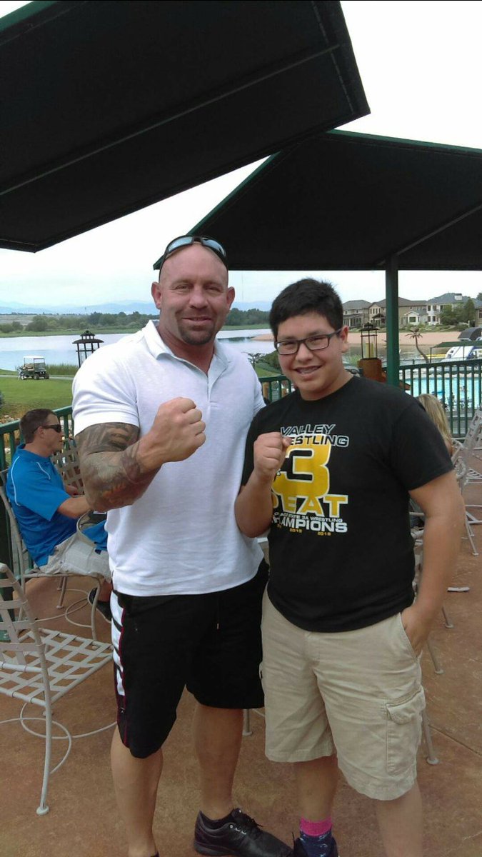 yo_boi_boo21's tweet photo. I got to meet Shane carwin today this was litt https://t.co/vHnMLbIyAj