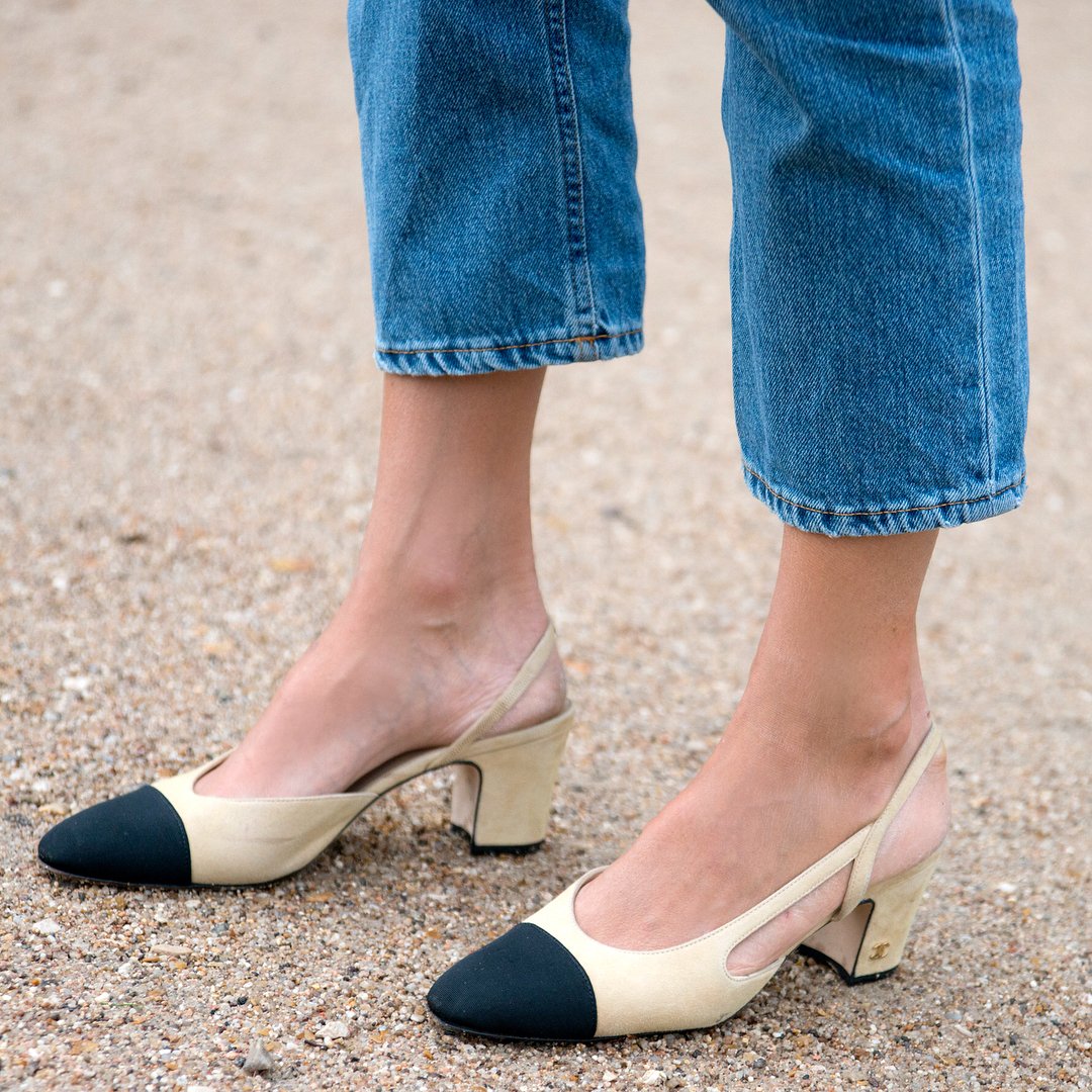 FashionEnamored's tweet photo. Chic #captoes? Yes. $800 for @chanelofficial's version?!
Maybe #JessicaSimpson will make a version that won't make you cry over a scratch https://t.co/JmNA2XOKln