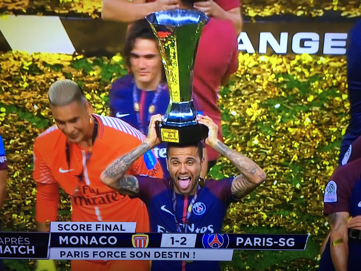 __Nassima's tweet photo. Dani Alves dans toute sa splendeur, joie de vivre et mental de winner. Quel homme. 👏🏼 #ASMPSG #TDC2017 https://t.co/QkkDl459Ep