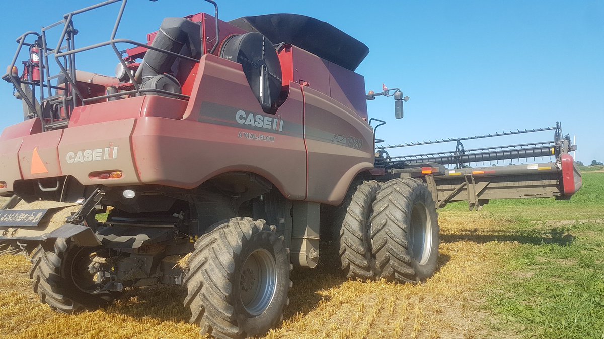 BearingerLloyd's tweet photo. Not even half a day in and that shiny wax job is no where to be found #harvest17  #barleytime https://t.co/BnK6IVpkFk