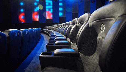 Иммерсивный экран. 4дх кинотеатр. Кинотеатр cineplex moll dova. Люди в кинотеатре. Экран кинотеатра.