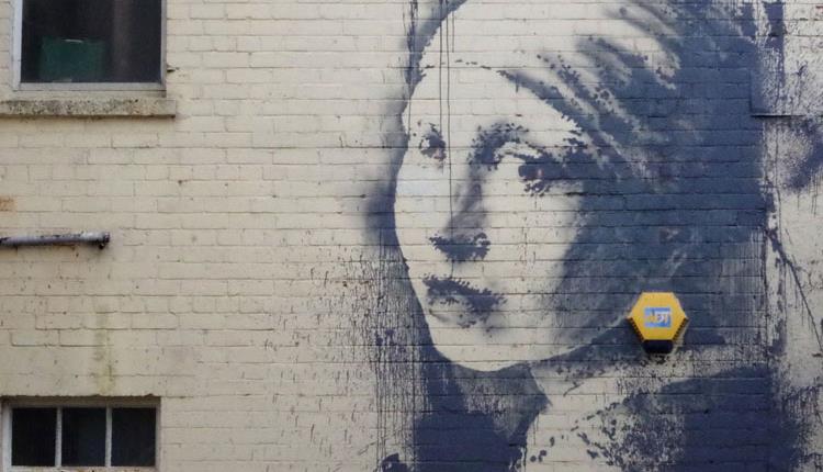 morgan_ferriter's tweet image. a Banksy interpretation of Vermeer's 'Girl with a Pearl Earring' #art #graffiti #humour