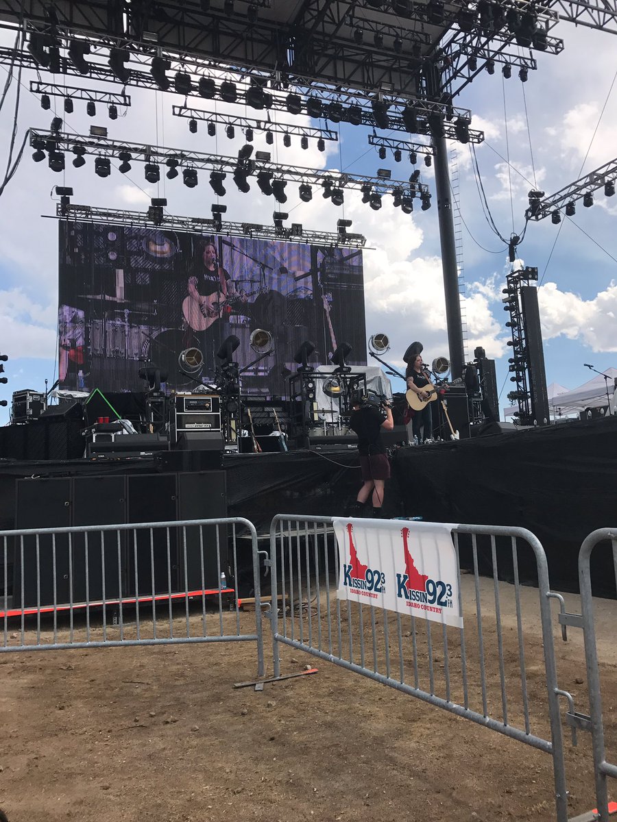ltzgohawks's tweet photo. Ashley McBride singing about her dad "just don't make em like that anymore" - #keeper #mhcmf https://t.co/VDVRpGBHQj