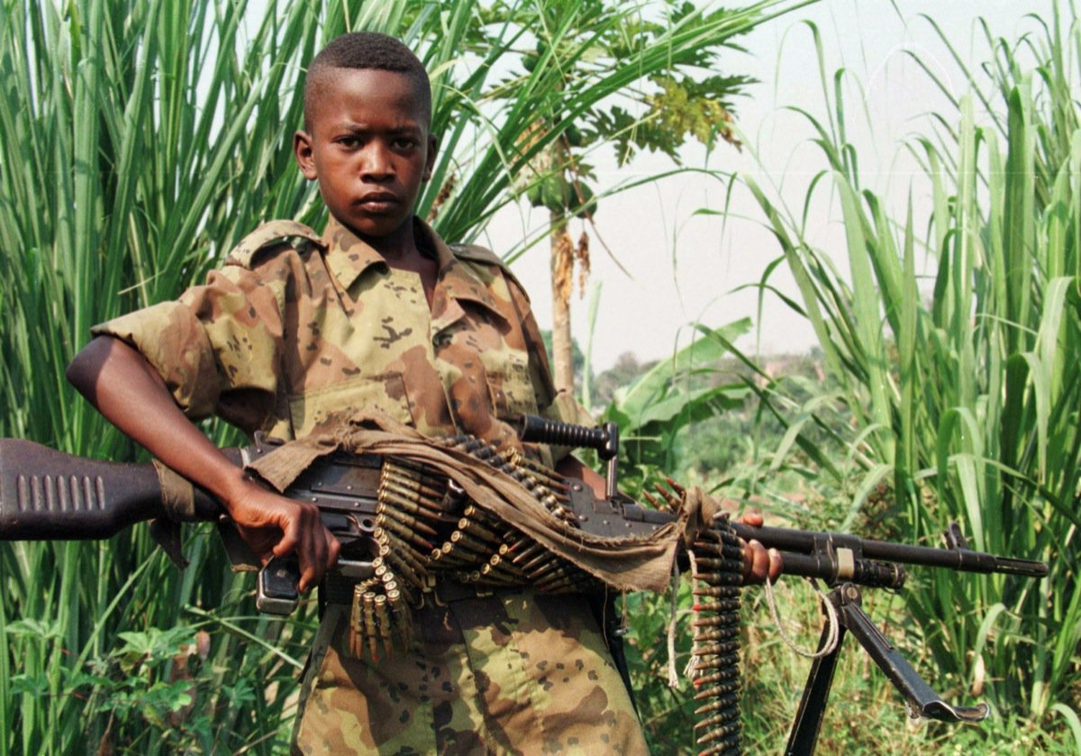 elOrdenMundial's tweet photo. Se estima que en la actualidad hay unos 300.000 niños soldado en el mundo. Una problemática que parece no tener fin. https://t.co/NcMvYEUOVq https://t.co/AyJqlRcb1C
