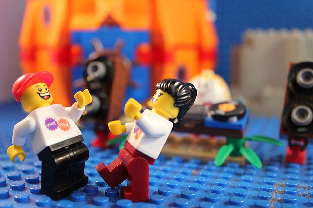 PlayWell_TEK's tweet photo. #NationalDanceDay2017 #LEGOstyle https://t.co/9577J16H5k