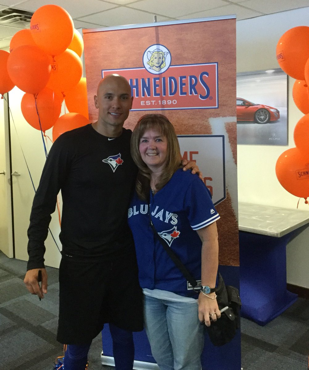 bluejaylover49's tweet photo. Meeting Ryan Goins was a dream come true!! Thank you @Schneiders @BlueJays @rgoins17 #LetsRise 😊⚾️ https://t.co/5VOcbCLv57