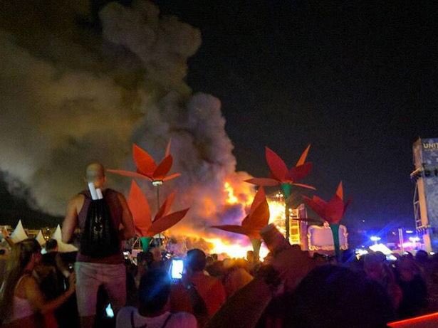 Bizar de mainstage van <a href="/TomorrowlandSPA/">Tomorrowland España</a> Barca staat in de fik echt je grootste nachtmerrie als organisatie hopelijk is iedereen veilig