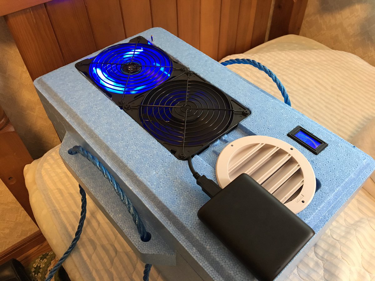 うみのおさかなのいろいろ En Twitter 大容量ビッグファン2基搭載 室温計測機能も内蔵した新型簡易クーラー登場 保冷剤を投入すると 除湿効果が得られ 室温は2人用テントで3 下がります また ファンに内蔵されたブルーライトがあなたのテント空間を精悍に演出し