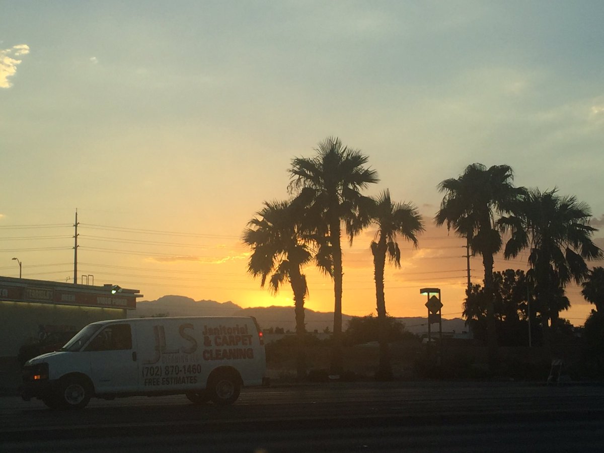 ByBrianaE's tweet photo. Vegas sunsets featuring #chefBri turkey chili https://t.co/c3SYAcNzAo