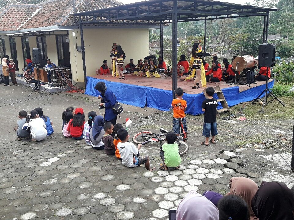 Pentas kesenian Dolalak 

#baksosknpi
#pemudabergerak