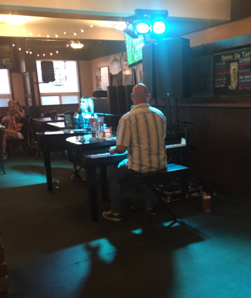 Dueling Pianos at Killarney's tonight, amazing show and not enough people here! Come down and check out this awesome vegas act!