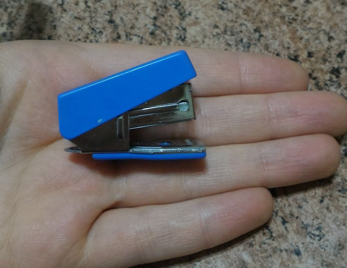 dbmparanoid's tweet photo. @Madison89Miller & @jazzifilipek this is a super mini stapler. Super cute and very handy for college. 😍 (brand Kangaro, I have it for ages). https://t.co/ikyZkTbMpH