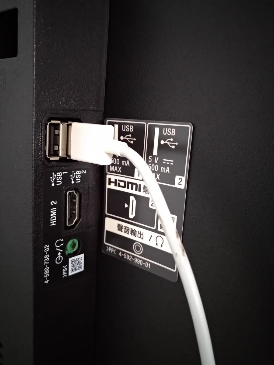知らなかった！外国のホテルでスマホを充電できない時は、テレビのUSBポートで充電できる！