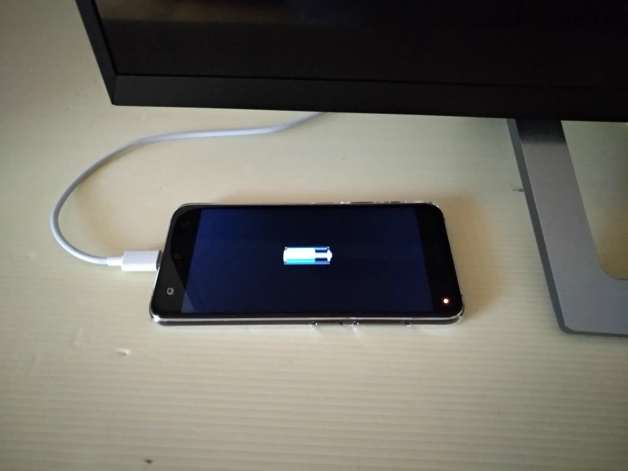 知らなかった！外国のホテルでスマホを充電できない時は、テレビのUSBポートで充電できる！