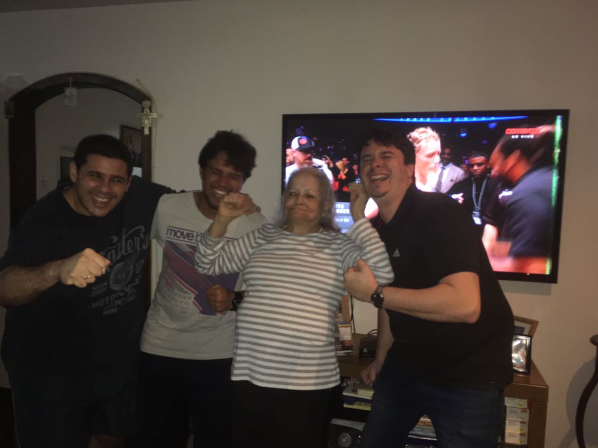 raphaelcampos26's tweet photo. #UFC214noCombate na última prateleira da cristaleira.#vovoboladona #naultimaprateleiradacristaleira
#vamossepararoshomensdosmeninos https://t.co/OBIXd0m4mr