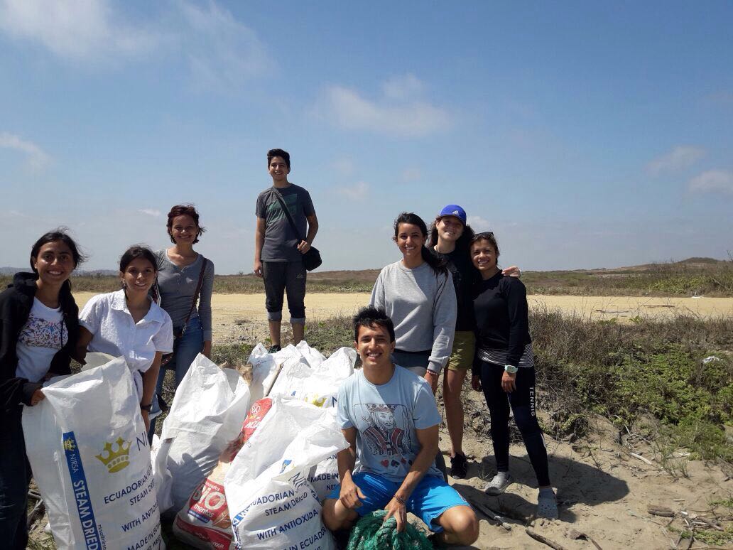 La playa El Pelado es un área protegida y no un botadero de basura. Se necesita regulación y limpiezas periódicas URG Atención @GADPlayas