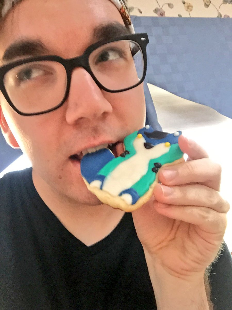 tallfuzzball's tweet photo. Is this vore? https://t.co/xjqJXOIfiQ