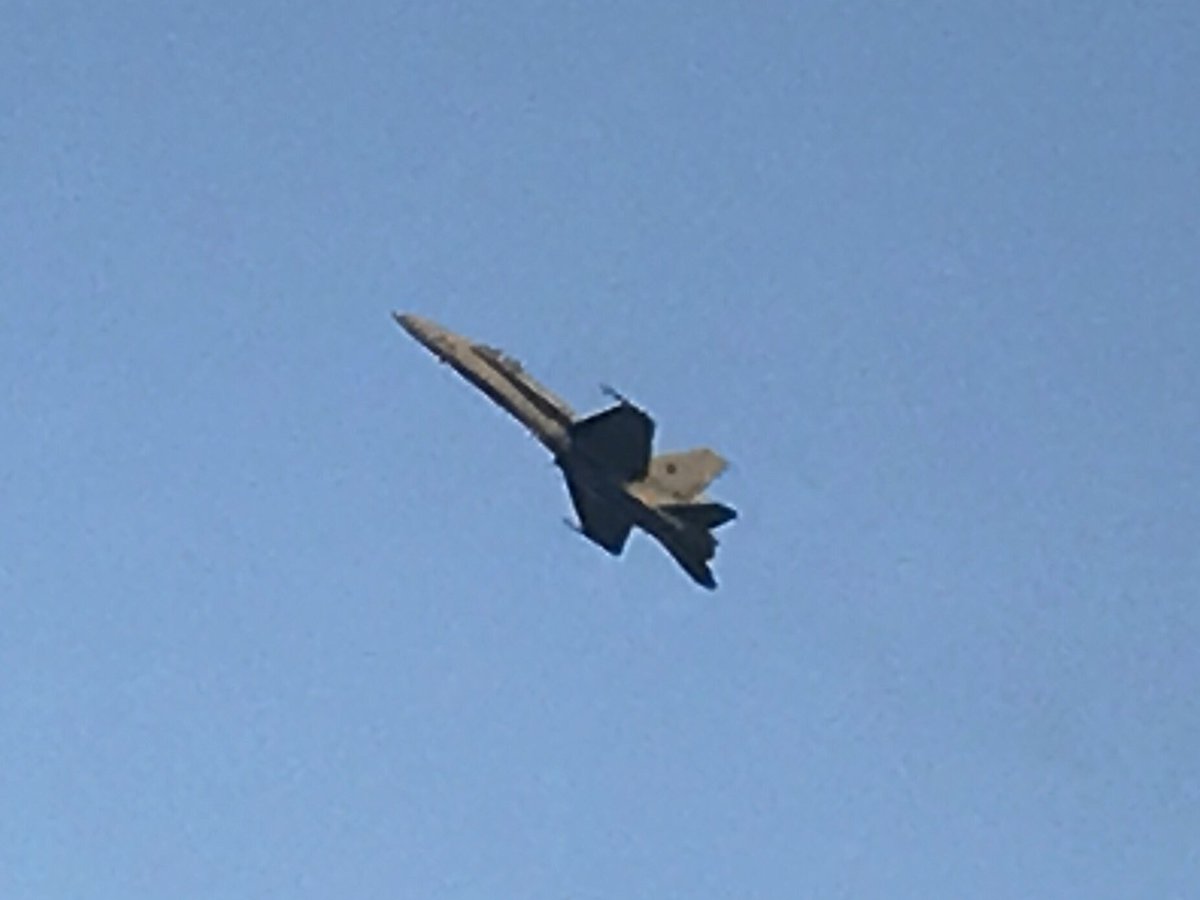 _Irene_Rivera's tweet photo. Espectacular el @TorreMarAirshow de esta tarde. Excelentes pilotos y lleno absoluto de público y expectación. ¡Enhorabuena! https://t.co/lp1QXGAQl8