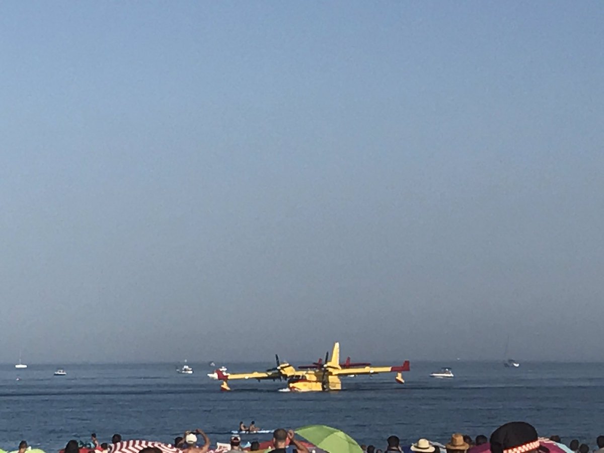 _Irene_Rivera's tweet photo. Espectacular el @TorreMarAirshow de esta tarde. Excelentes pilotos y lleno absoluto de público y expectación. ¡Enhorabuena! https://t.co/lp1QXGAQl8