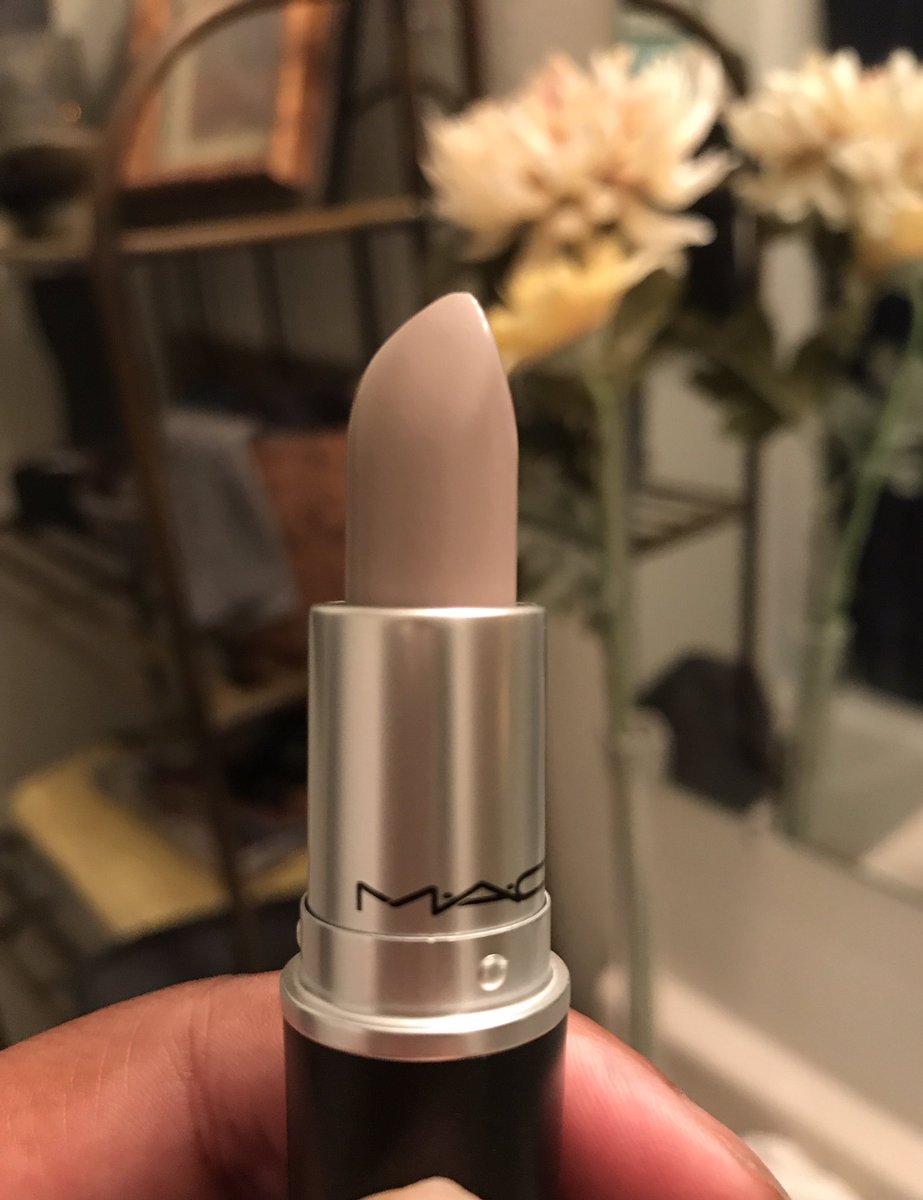 0_lala's tweet photo. Lovin my new lipstick I got free from Mac today ! Goin 2 pair it wit my Nightmoth lip pencil and slay 💁🏽💄❤️😍 #NationalLipstickDay #cityslick https://t.co/ZqTslJO1Fz