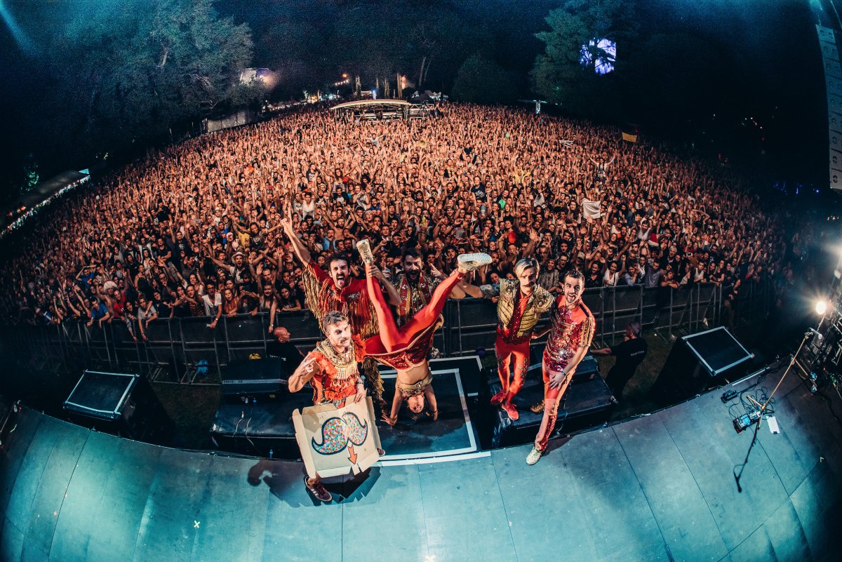deluxemoustache's tweet photo. La légende veut qu'à chaque fois qu'on revient  @FestivalAFDS il y a deux fois plus de monde. C'était encore une fois merveilleux. Merci https://t.co/rQBxlbwU03