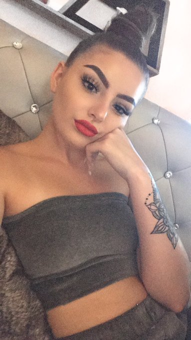 Can you believe I'm not wearing any foundation https://t.co/68I5yacK0D