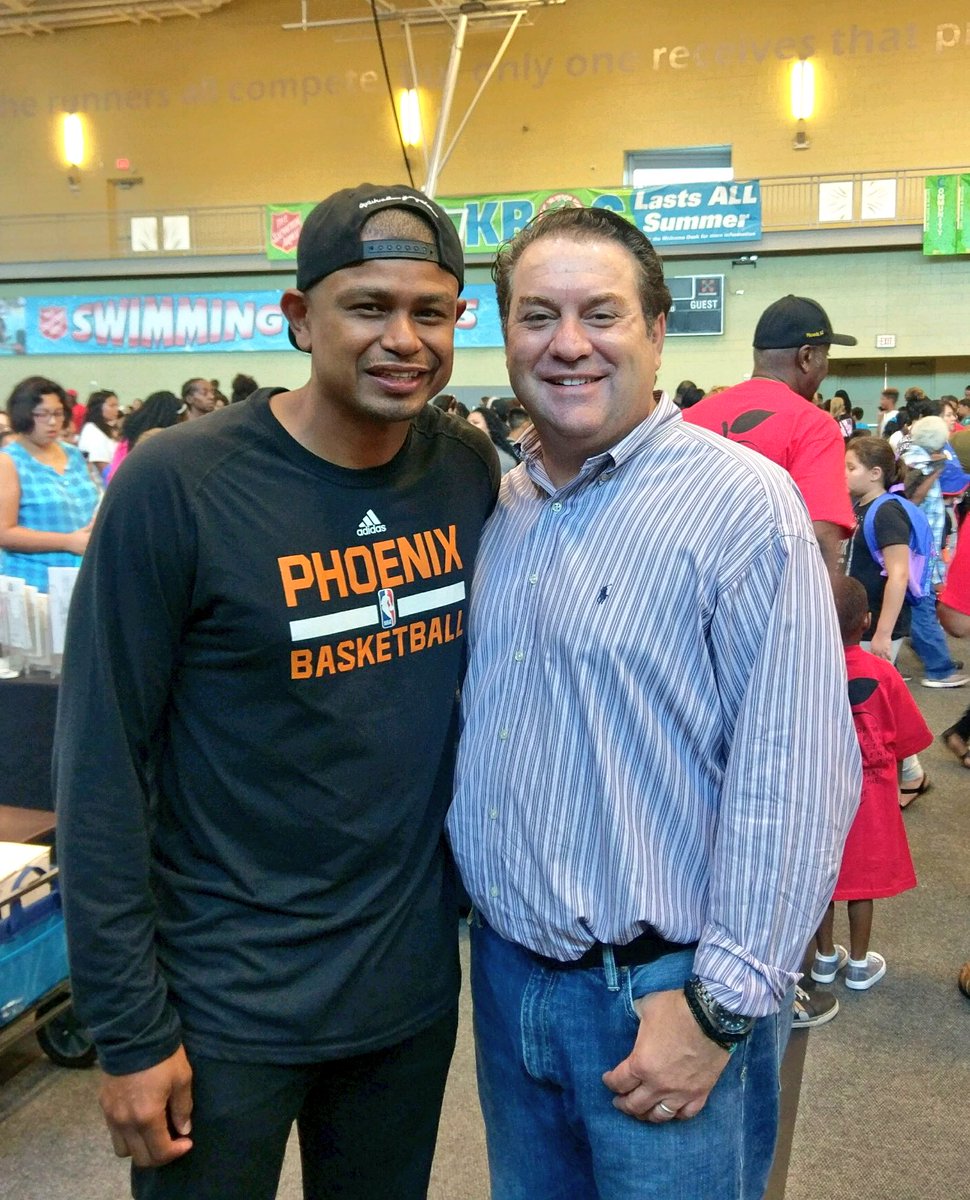 GeneralBrnovich's tweet image. Ran into @Earl_Watson today at #Tools4School event @Suns