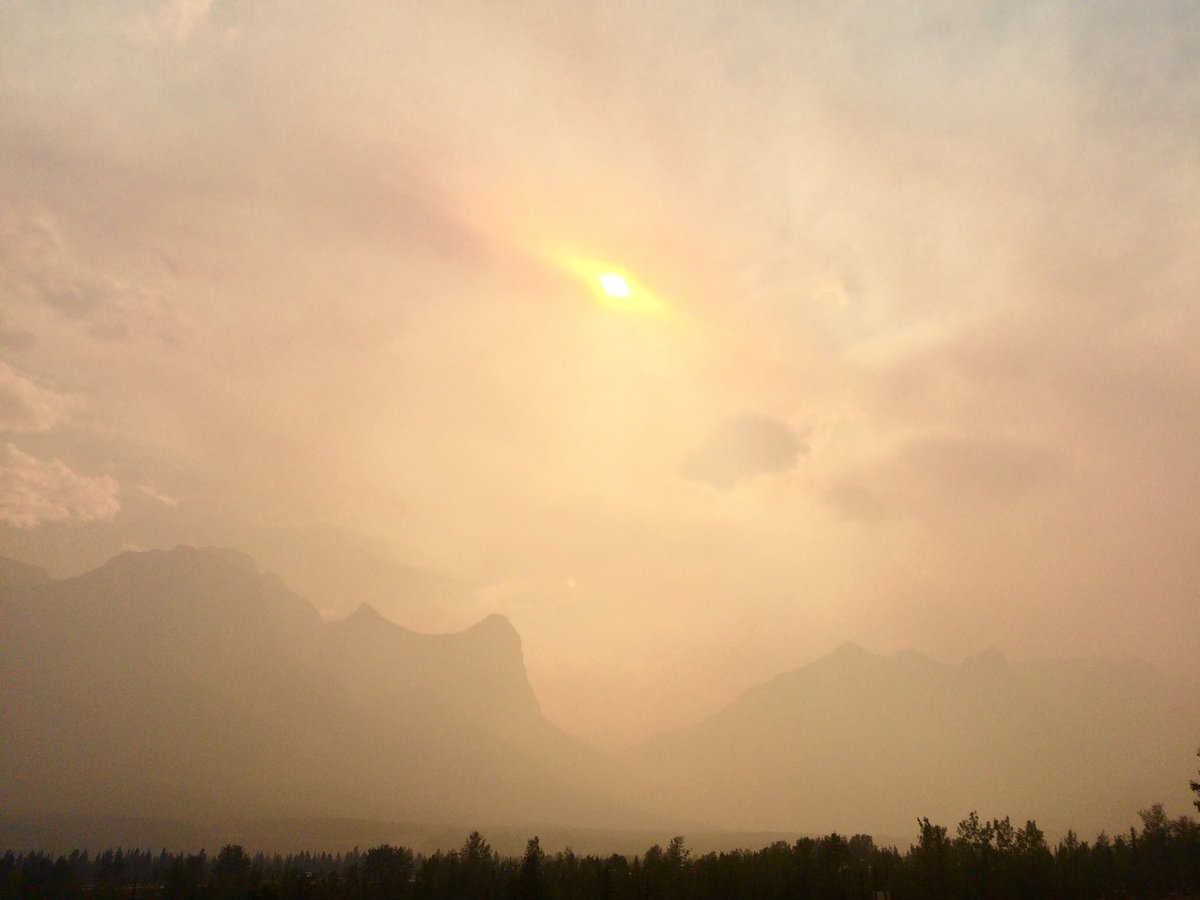 Smoke-ageddon continues in Alberta as the new summer evening tradition to head indoors takes place #BCwildfire #banff #calgary