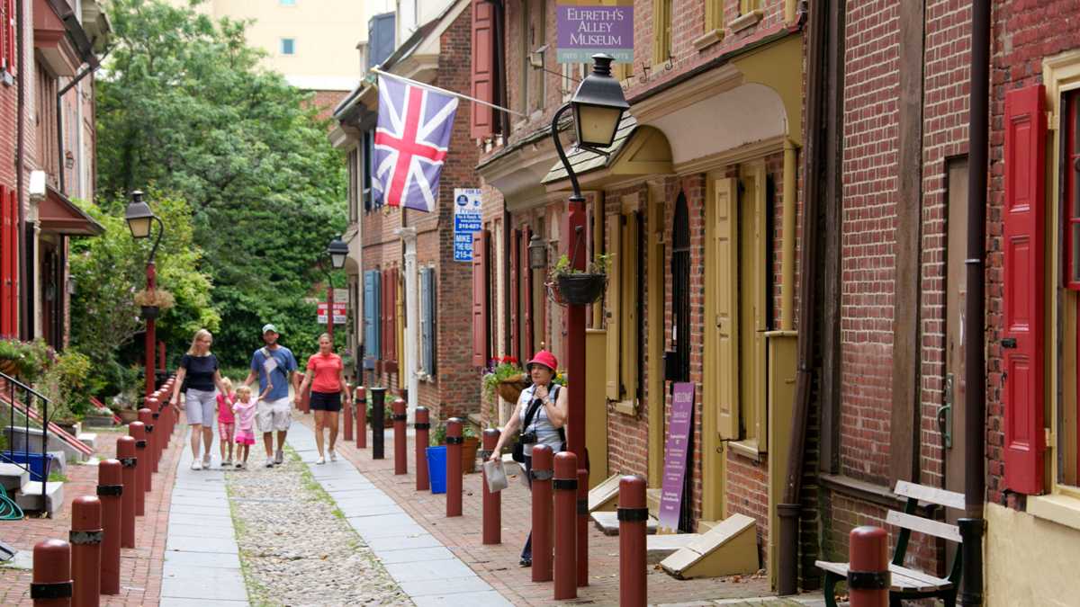 BGartonPV1's tweet photo. Elfreth's Alley is a street in Philly that is known as our nation's oldest residential street dating back to 1702. Pd 2 - CUL #APUSHPV https://t.co/lA8juwcsjk