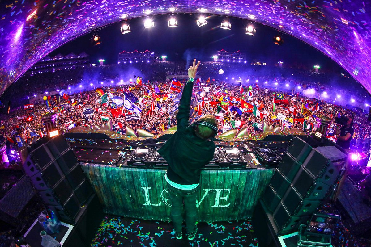tomorrowland's tweet photo. One Love... @arminvanbuuren https://t.co/OykfS2GgYS