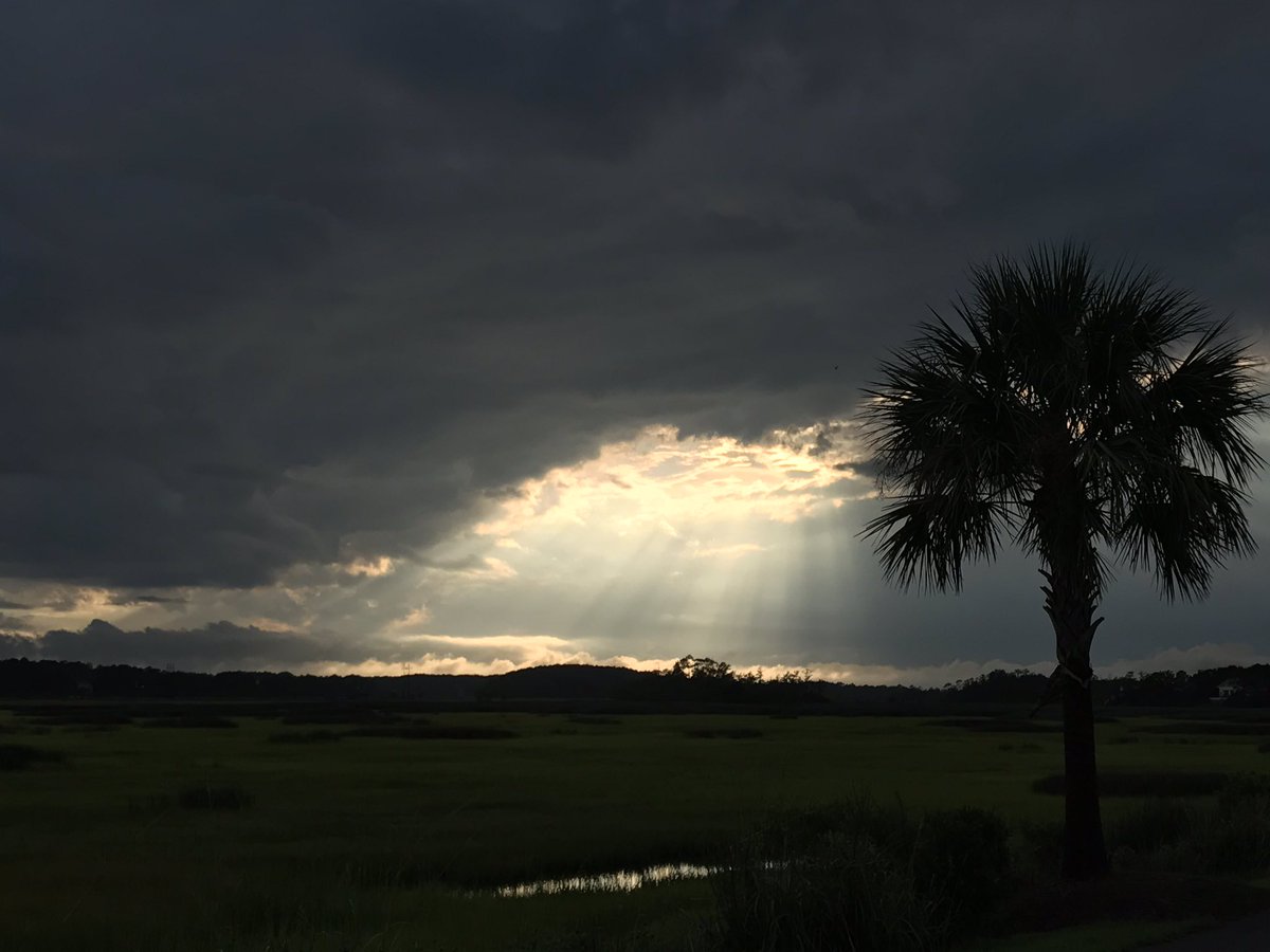 danieldroletsr's tweet photo. Sunset in Charleston SC at the end of rainstorm @weatherchannel #weatherphoto https://t.co/7mTXDA1vsx