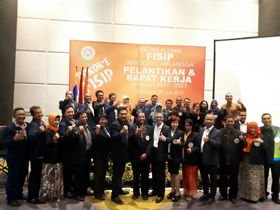 IKA_FISIPUnair's tweet photo. Pengurus Ika FISIP Unair periode 2017-2021 dilantik oleh Ketua V Pengurus Pusat (PP) Ika Unair Koko Srimulyo.#ikafisipunair #fisipers #unair https://t.co/SshEHOd1Jr